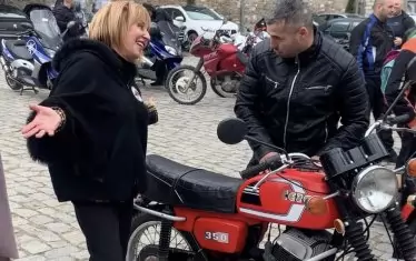  Мая Манолова от "Левицата" също се качи на мотор