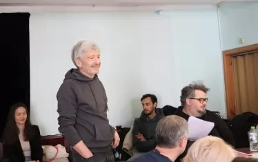 Режисьорът Стайко Мурджев (с очилата) дава старт на репетицията под одобрителния поглед на директора Ириней Константинов.