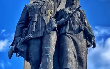 Партизанската двойка — централните фигури в архитектурно скулптурния комплекс.