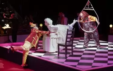  Спектакълът сродява две велики изкуства - операта и цирка.