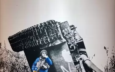 Вече няма герои, 2022 г печат върху платно. Използвана е документална фотография от Втората световна война. 