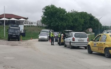 Полиция атакува емблематичното при избори село Буковлък
