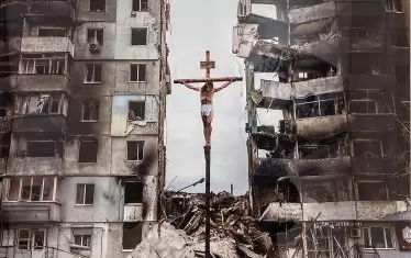 Самотен Исус, 2022 г по фотография на Айвор Прикет/Ню Йорк Таймс печат върху платно. Дигитален колаж по документална фотография от разрушенията в Бородянка. 
