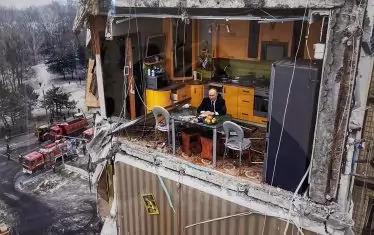  Моят дом е моята крепост 2, 2023 печат върху хартия Дигитален колаж, използващ снимка на Ян До (Ройтерс), заснел разрушенията в Днипро, Украйна