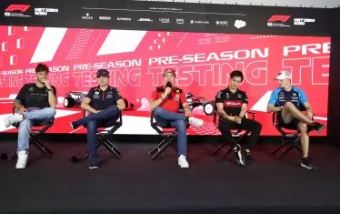 Американският пилот Логан Сарджънт (вдясно) е едно от новите лица на стартовата решетка. Сред опитните бойци са Пиер Гасли, Макс Верстапен, Шарл Льоклер и Джоу Гуаню (от ляво на дясно).