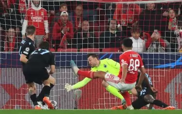 Централният нападател Гонсало Рамош (№88) вкарва своя първи гол за "Бенфика" тази вечер, с който направи резултата 2:0 в добавеното време на първата част от реванша срещу "Брюж".