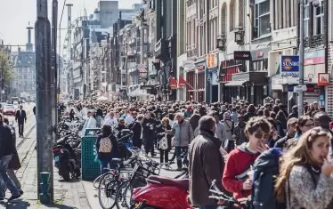 Амстердам започна кампания срещу млади британски туристи
