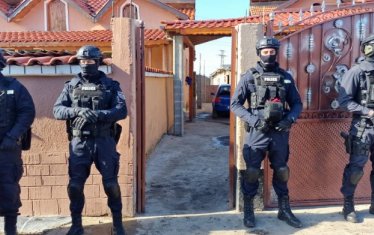 Тежковъоръжени полицаи атакуват адреси в Сливенско
