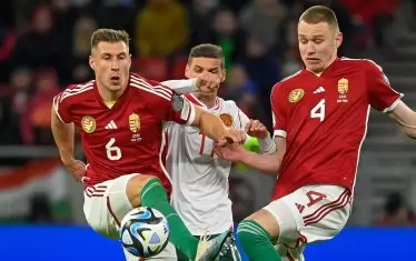 Капитанът ни Кирил Десподов (в средата) е попаднал в "клещите" на Вили Орбан (вляво) и Атила Салай. Футболист №1 на България за 2022 г. бе безличен в Будапеща, а в 57-ата мин. се контузи и бе сменен.