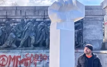 Юмрукът и авторът Стоян Дечев.