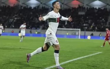 Кристиано Роналдо е разперил ръце след втория си гол срещу Люксембург в двубоя от група J. Роналдо вече има 122 гола за Португалия, с което не само подобри своя световен рекорд за голове за националния отбор, но вече има повече от следващите трима във вечната листа по голове за страната му (Паулета - 47, Еузебио - 41 и Луиш Фиго - 32). В групата на Люксембург пък беше защитникът на "ЦСКА-София" Енес Махмутович, но той остана резерва.