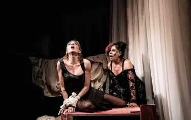  Яна Георгиева (вляво) и Вяра Начева - Дездемона и Бианка.