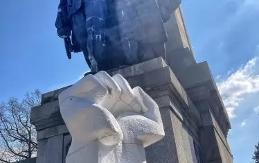 И пак там, пред партизанската двойка.