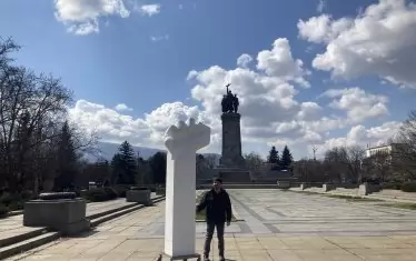 Пред паметника на Съветската армия, малко преди началото на дебатите