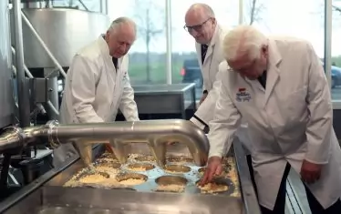 Британският крал и германският президент разглеждат производството на сирене в биоферма