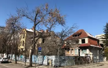 В момента в имота има рушащи се сгради със стойностна архитектура.