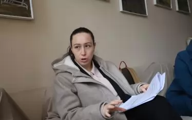 Гери, координаторът на Цвети, следи наредъка на младата учителка и помага с напътствия.