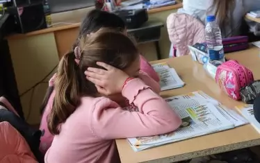 Запушвайки ушите си докато четат, децата не се разсейват от страничните шумове.