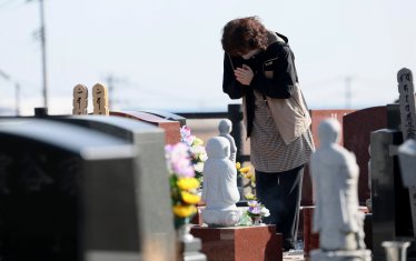 Гробището Намие в префектура Фукушима. В днешния ден близките отдават почит на загиналите роднини