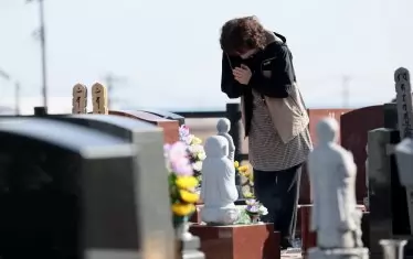 Гробището Намие в префектура Фукушима. В днешния ден близките отдават почит на загиналите роднини