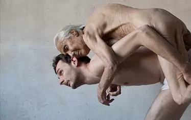  Елемент от Genesis, в който модел е нестандартният режисьор Марий Росен.