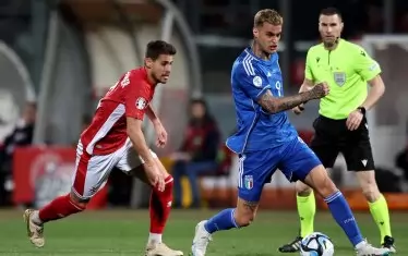 Българският рефер Георги Кабаков (вдясно) следи отблизо атаката на италианския национал Джанлука Скамака по време на двубоя в Малта от група С.