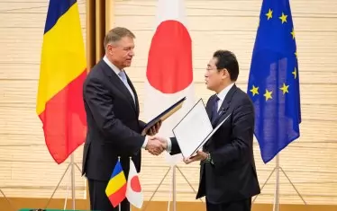 Клаус Йоханис и премиерът Фумио Кишида на 7 март в Токио