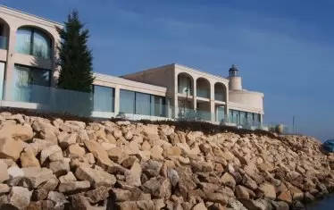 Преуспелият строителен магнат има красива къща на морския бряг край Варна 