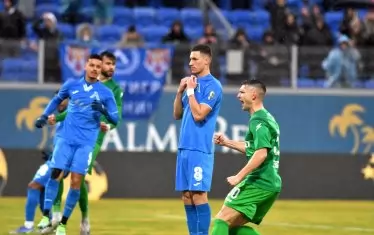 Халфът на "Левски" Андриан Краев (вторият от дясно на ляво) гледа невярващо, след като е изпуснал дузпа в 5-ата мин. на домакинството срещу "Ботев" (Вр).