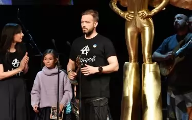  Яна Титова аплодира Алек Алексиев за гражданската му позиция.