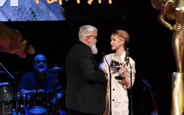  Мария Бакалова връчва статуетката на Владо Пенев.