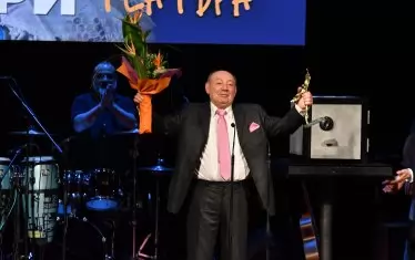  Антон Радичев с отличието за принос към театъра.