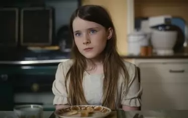 Кетрин Клинч във филма "Мълчаливото момиче", създаден по книгата.