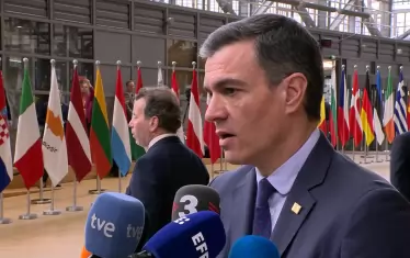 ... и завива незабележимо към заседателната зала на Европейския съвет