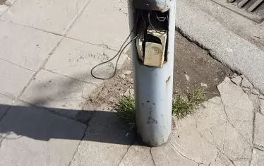 На площад "Възраждане" има поне два електрически стълба, които се нуждаят от проверка и обезопасяване, сигнализи читател на "Сега". Третият кадър е от "Опълченска" и "Пиротска".