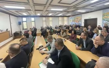 Окръжните и апелативните прокурори слушат лекцията на началника си.