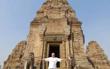 Пред храмовете на кхмерите в Камбоджа.