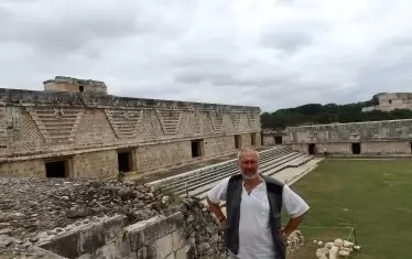 Николай Овчаров сред цивилизацията на маите в Гватемала.