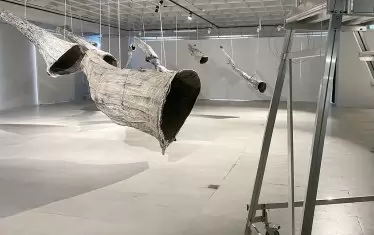  Една от инсталациите на художника в изложбения център на СБХ на "Шипка" 6.