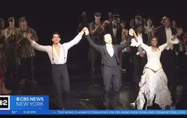 Артистите си взимат сбогом с бродуейската публика.