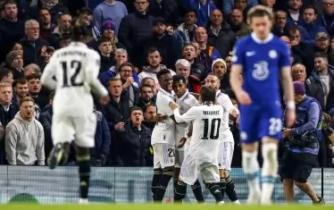 Футболистите на "Реал" ликуват край вратата на "Челси" след първия гол на Родриго, който сложи край на интригата на "Стамфорд Бридж".