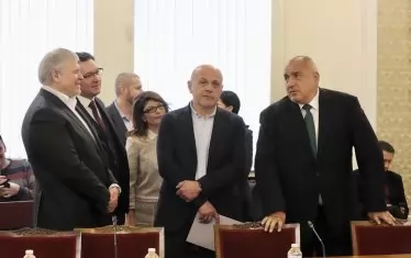 Борисов и приближените му чакаха няколко минути преди да пристигнат лидерите на другата коалиция.