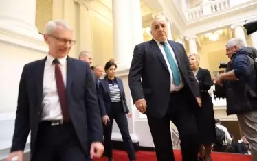 Борисов и Денков се засякоха на излизане от срещата. 