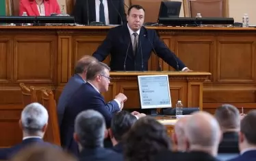 Депутатите си гласуваха повече пари по идея на "Възраждане"