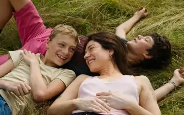 Кадър от "Близо".