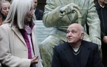 Кодама и скулпторът Антонио Ориана пред негов паметник на Борхес, издигнат в градината на Националната библиотека в Буенос Айрес.