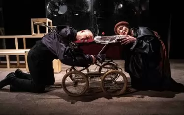  Анатоли Лазаров и Жана Рашева в сцена от спектакъла.