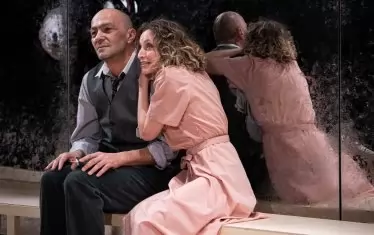  Донка Аврамова-Бочева и Георги Златарев в сцена от спектакъла.