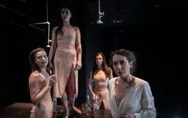 Сцена от спектакъла "Русалка" на Теодора Лилян.