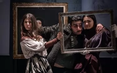 Актьорите в спектакъла на Катя Петрова имат по няколко роли.